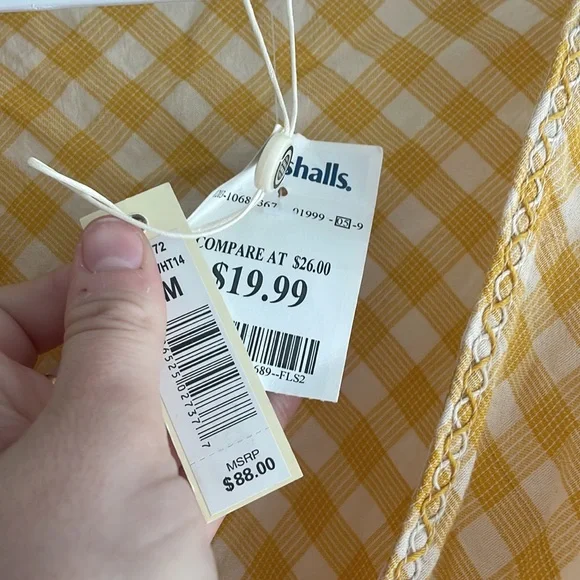 Blouse with yellow gingham pattern. Ruffled sleeves. Cinched waist. Never worn. - Picture 3 of 4